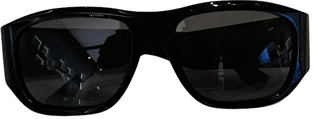 Kacamata Hitam Persegi FENDI dengan Desain Logo. FE40117I5601A Lookbook Kacamata Hitam Persegi FENDI dengan Desain Logo. FE40117I5601A
