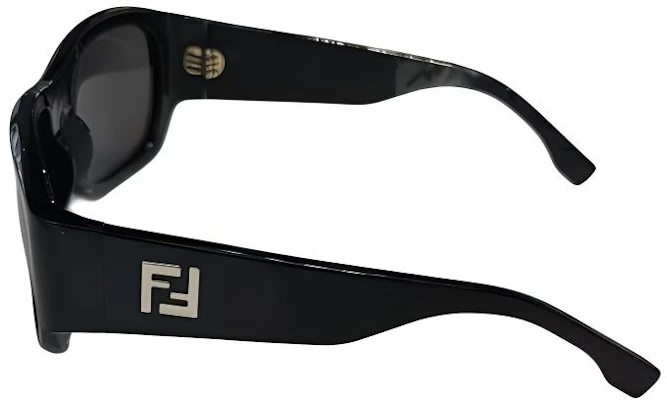 Kacamata Hitam Persegi FENDI dengan Desain Logo. FE40117I5601A Shop Kacamata Hitam Persegi FENDI dengan Desain Logo. FE40117I5601A