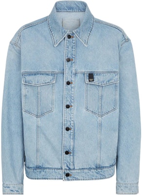 FENDI SS22 Jaket Denim Logo Sulam Biru Muda. FW1027AIEUF0QG0 Order FENDI SS22 Jaket Denim Logo Sulam Biru Muda. FW1027AIEUF0QG0