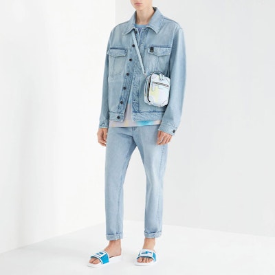 FENDI SS22 Jaket Denim Logo Sulam Biru Muda. FW1027AIEUF0QG0 Shop FENDI SS22 Jaket Denim Logo Sulam Biru Muda. FW1027AIEUF0QG0