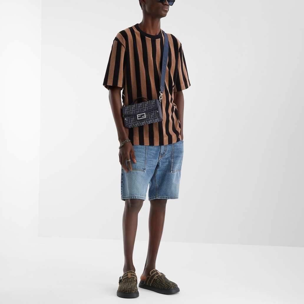 Shop フェンディ ストライプ柄 クルーネック ルーズフィット Tシャツ ブラウン SS24. FY0936ARYQF13IZ