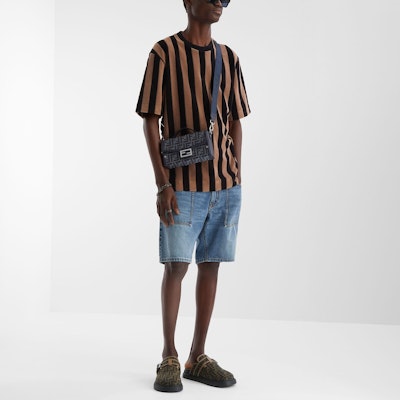フェンディ ストライプ柄 クルーネック ルーズフィット Tシャツ ブラウン SS24. FY0936ARYQF13IZ Shop フェンディ ストライプ柄 クルーネック ルーズフィット Tシャツ ブラウン SS24. FY0936ARYQF13IZ