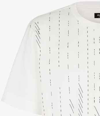 FENDI Kaos Putih Oversized dengan Logo Bordir. FY0936AR6ZF0QA0 Purchase FENDI Kaos Putih Oversized dengan Logo Bordir. FY0936AR6ZF0QA0