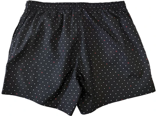 FENDI Pantalones Cortos Negros con Estampado de Corazones y Cordon Ajustable. FXB077AHVFF1BR8 Lookbook FENDI Pantalones Cortos Negros con Estampado de Corazones y Cordon Ajustable. FXB077AHVFF1BR8