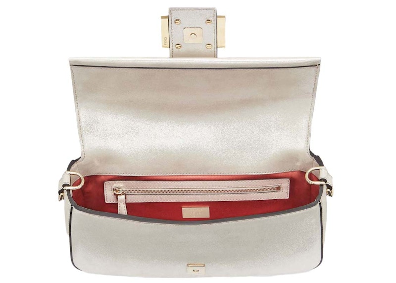 Lookbook プラチナカラーの革アイボリー、フェンディバゲット再版