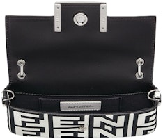 芬迪由馬克·雅各布設計,兩色小羊皮法棍手袋手機袋。 Lookbook 芬迪由馬克·雅各布設計,兩色小羊皮法棍手袋手機袋。