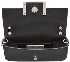 Fendi by Marc Jacobs黑色小羊皮法棍手機包包。 Lookbook Fendi by Marc Jacobs黑色小羊皮法棍手機包包。