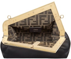 펜디 바이 마크 제이콥스 퍼스트 스몰 블랙 레더 백
Lookbook 펜디 바이 마크 제이콥스 퍼스트 스몰 블랙 레더 백