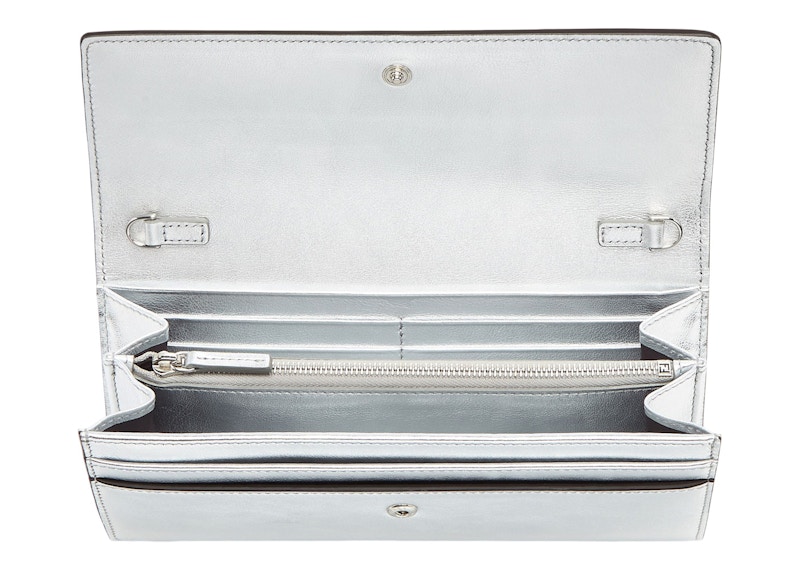 Lookbook マーク・ジェイコブスによるフェンディローマチェーン付き銀革財布。