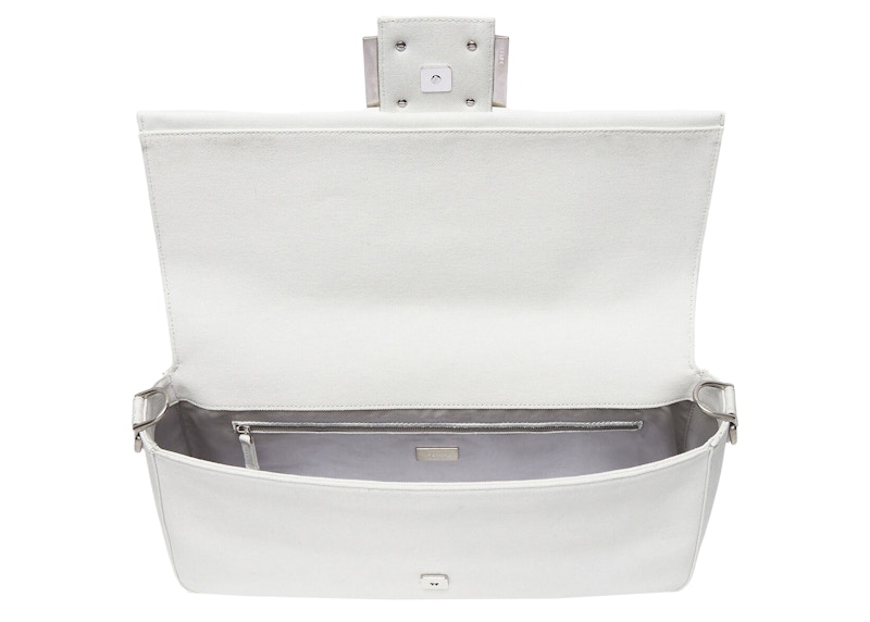 Lookbook Tas Fendi oleh Marc Jacobs Maxi Baguette Kanvas Putih