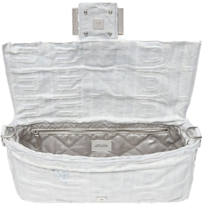 フェンディ バイ マーク ジェイコブス マキシバゲット ホワイトデニムバッグ Lookbook フェンディ バイ マーク ジェイコブス マキシバゲット ホワイトデニムバッグ