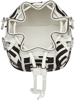 マーク・ジェイコブスによるフェンディ モントレゾール FF刺繍のミニバッグ Lookbook マーク・ジェイコブスによるフェンディ モントレゾール FF刺繍のミニバッグ