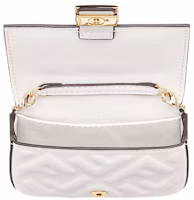 Lookbook Fendi by Marc Jacobs 白色小牛皮Nano Baguette魅力吊飾