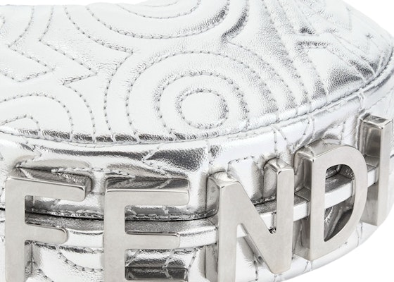 Fendi por Marc Jacobs Nano Fendigraphy Charol Plata en Cuero Napa. Lookbook Fendi por Marc Jacobs Nano Fendigraphy Charol Plata en Cuero Napa.