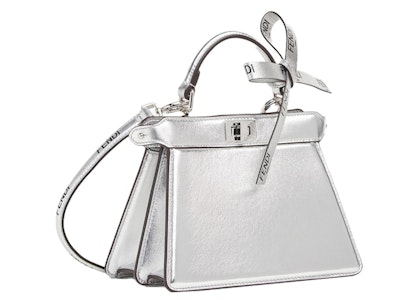 Fendi oleh Marc Jacobs Peekaboo ISeeU Petite Tas Kulit Perak. Buy Fendi oleh Marc Jacobs Peekaboo ISeeU Petite Tas Kulit Perak.