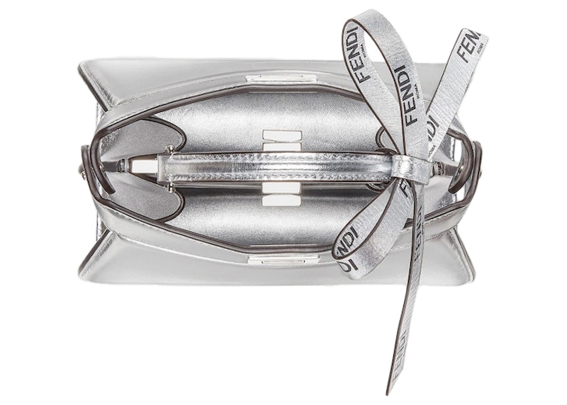 Lookbook Beg Tangan Kulit Perak Kecil Fendi oleh Marc Jacobs Peekaboo ISeeU