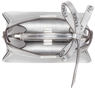 Fendi oleh Marc Jacobs Peekaboo ISeeU Petite Tas Kulit Perak. Lookbook Fendi oleh Marc Jacobs Peekaboo ISeeU Petite Tas Kulit Perak.