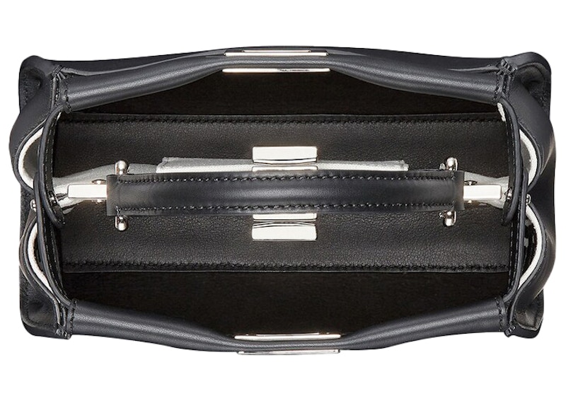 Lookbook マーク・ジェイコブスによるフェンディ、ピーカブー ミニ ブラックレザーバッグ。