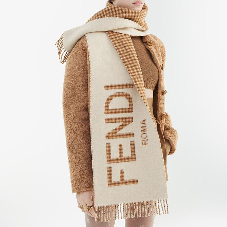 Shop FENDI 男女通用奶油色棋盘格羊毛针织围巾 FXT334AHR1F0QF7