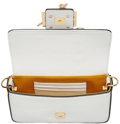 펜디 펜다체 브로치 미니 바게트 화이트 Lookbook 펜디 펜다체 브로치 미니 바게트 화이트