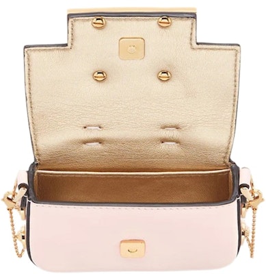 펜디 펜다체 나노 바게트 참 핑크 Lookbook 펜디 펜다체 나노 바게트 참 핑크