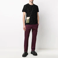 Shop FENDI FF標誌黑色圓領短袖T恤 常規版型 FAF578AE15F0GME
