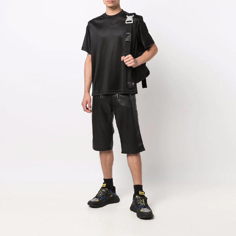 Lookbook 펜디 FW21 블랙 크루넥 로고 포인트 반팔 티셔츠 FAF642AGJRF0GME