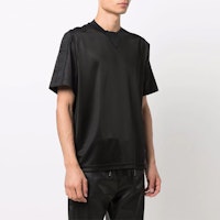 FENDI FW21 Baju-T Hitam Leher Bulat Logo Aksen Lengan Pendek. FAF642AGJRF0GME Shop FENDI FW21 Baju-T Hitam Leher Bulat Logo Aksen Lengan Pendek. FAF642AGJRF0GME