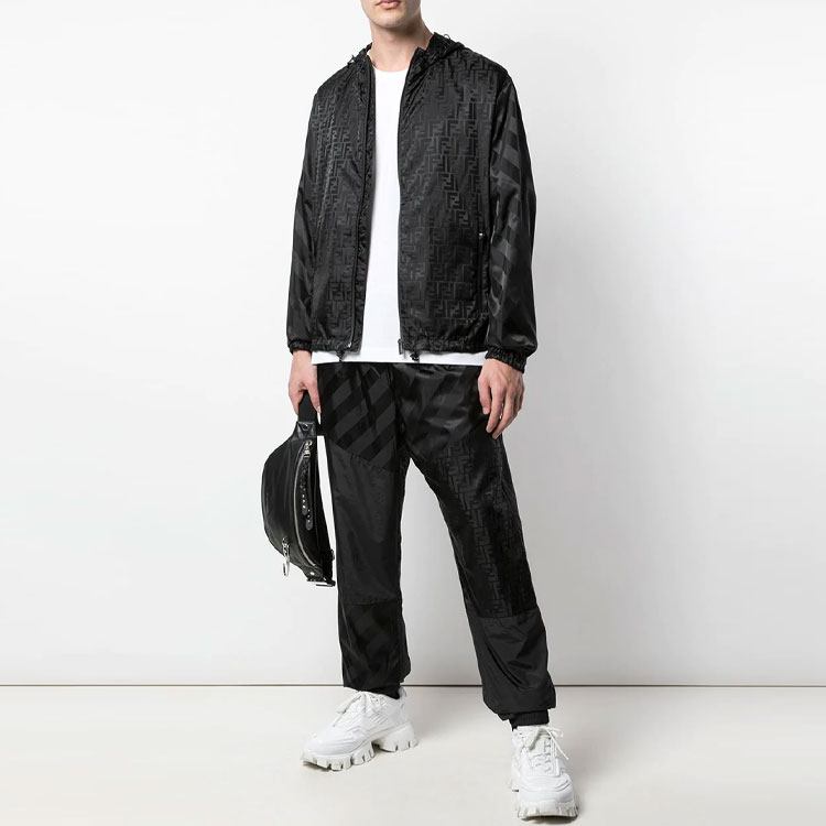 Lookbook FENDI FW21 黑色Logo連帽防風外套. FAA528ABSKF0GME