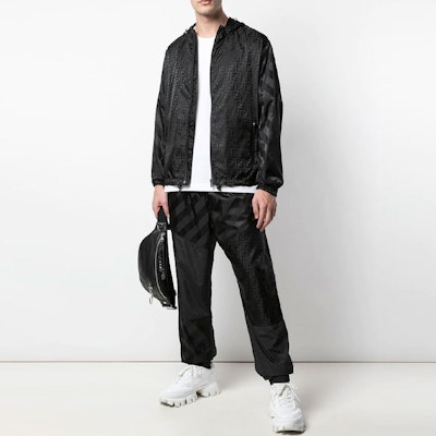 FENDI FW21 黑色Logo連帽防風外套. FAA528ABSKF0GME Lookbook FENDI FW21 黑色Logo連帽防風外套. FAA528ABSKF0GME
