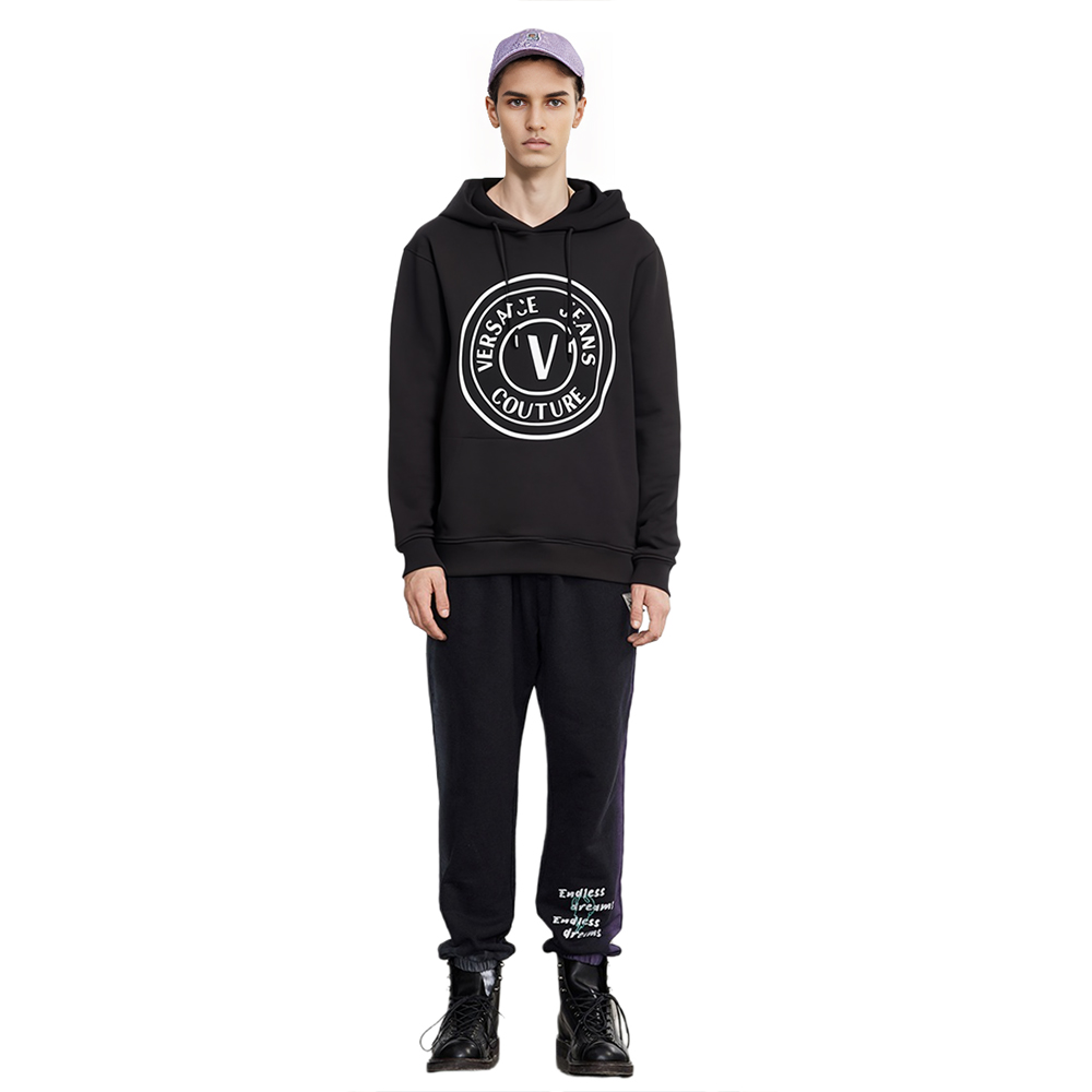 Shop FENDI FW22 黑色圓領印字長袖休閒毛衣 FZX089AL3YF17XM