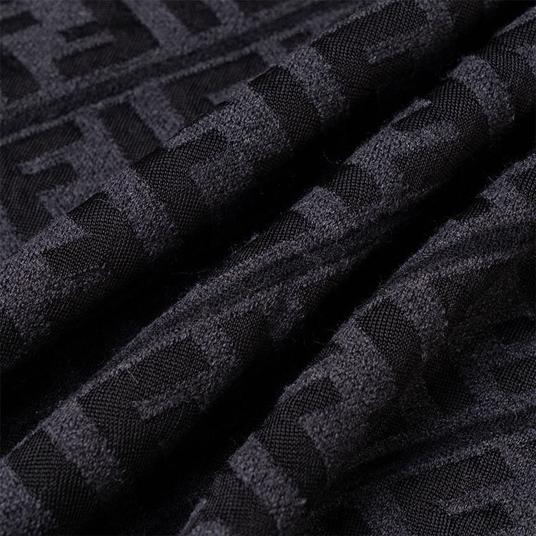 Sizing FENDI FW22 Sweater Hitam Knit dengan Motif Logo Seluruhnya. FZX005ALJXF06T0