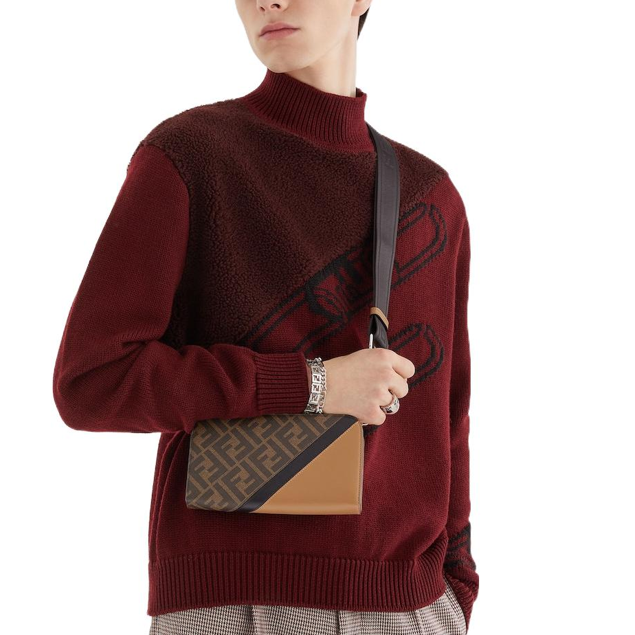 Shop FENDI FW22 酒紅拼色字母提花高領毛衣. FZX073AL3SF1IO2