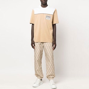 펜디 FW22 로고 프린트 컬러블록 반팔 티셔츠 라이트 브라운 FAF654AKHAF1200 Lookbook 펜디 FW22 로고 프린트 컬러블록 반팔 티셔츠 라이트 브라운 FAF654AKHAF1200