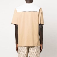 FENDI FW22 Logo Print Baju-T Lengan Pendek Warna Blok Coklat Muda FAF654AKHAF1200 Shop FENDI FW22 Logo Print Baju-T Lengan Pendek Warna Blok Coklat Muda FAF654AKHAF1200