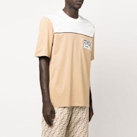 FENDI FW22 Logo Print Baju-T Lengan Pendek Warna Blok Coklat Muda FAF654AKHAF1200 Purchase FENDI FW22 Logo Print Baju-T Lengan Pendek Warna Blok Coklat Muda FAF654AKHAF1200