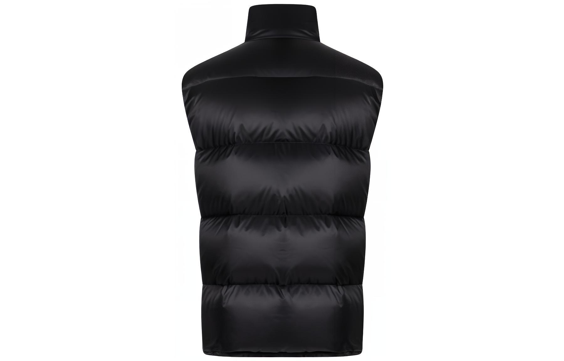 Lookbook FENDI FW22 黑色压纹拉链立领羽绒背心。 FAA873AM0KF0GME