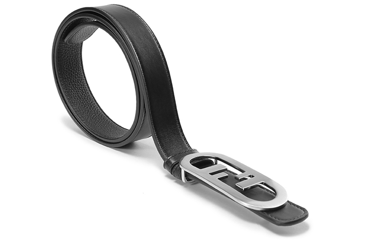 Lookbook FENDI FW22 O''Lock 雙面皮帶，寬3厘米。 7C0475AH8XF0VKD