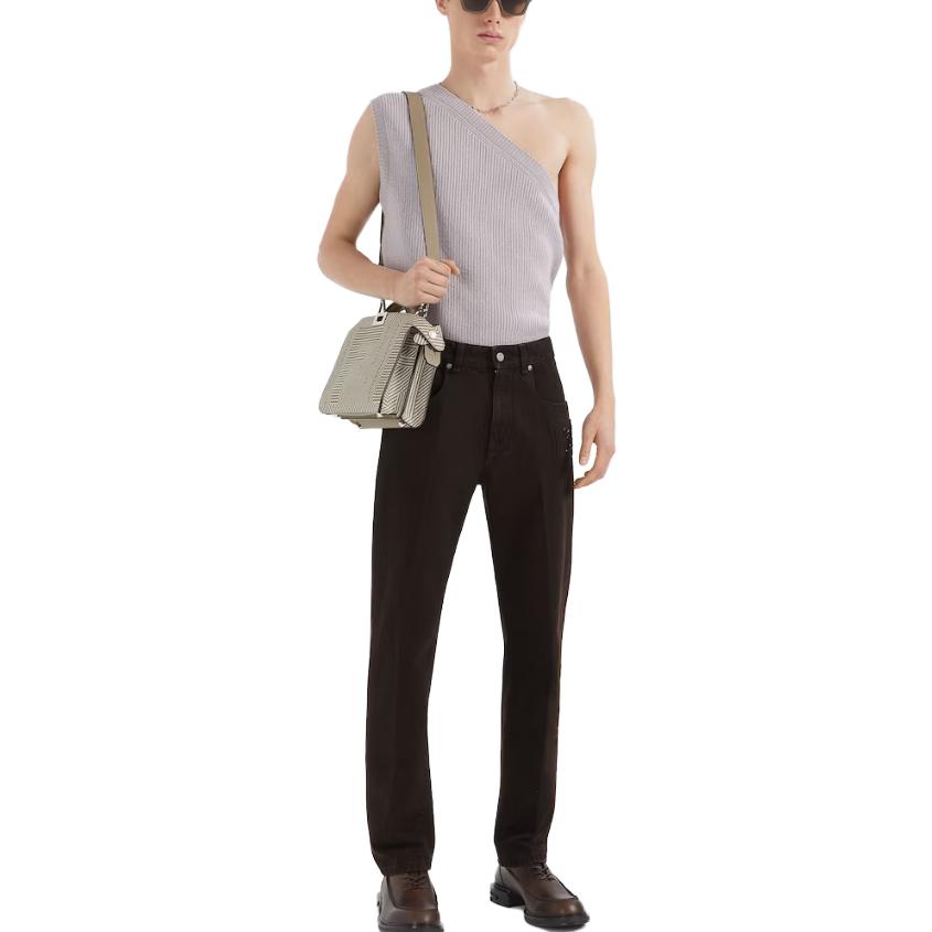 Shop FENDI FW23 Jeans Perang Lurus dengan Poket Zip Sisi dan Patch. FLP288APSXF0QD5