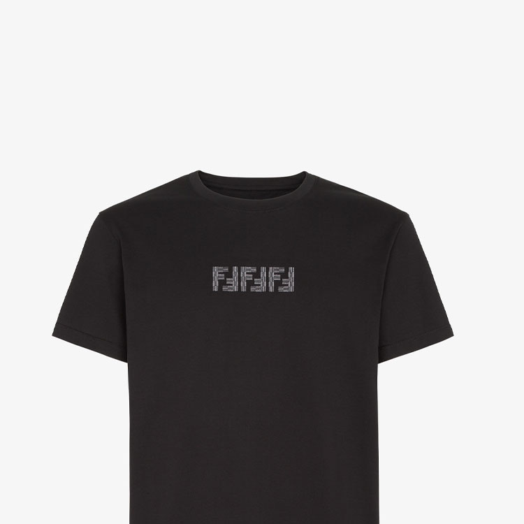 Purchase Camiseta Negra Fendi FW24 con Cuello Redondo y Patrón Bordado de Letras. FY1319ASE7F0QA1