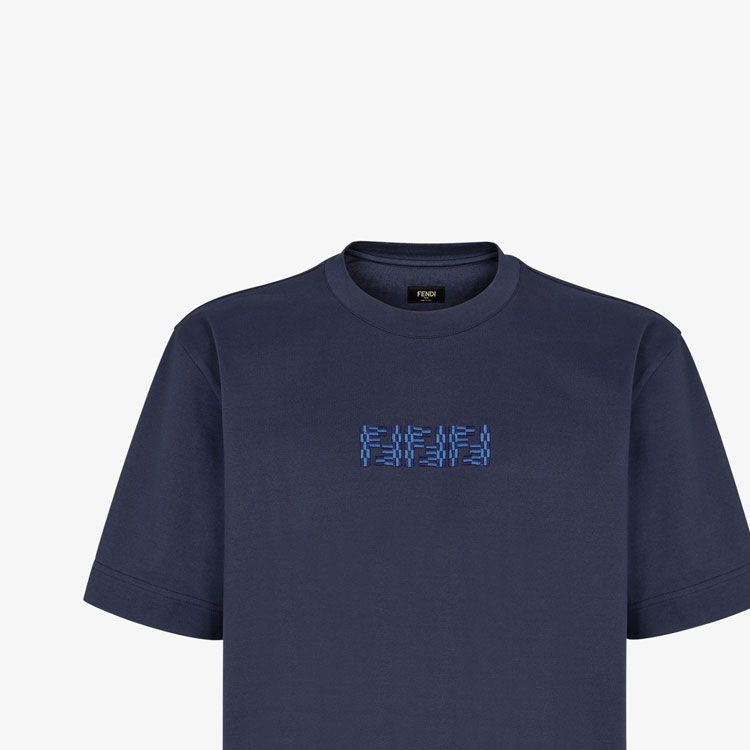 Shop FENDI FW24 Camiseta Casual Azul con Letras Bordadas. FY1319ASE7F0QB0