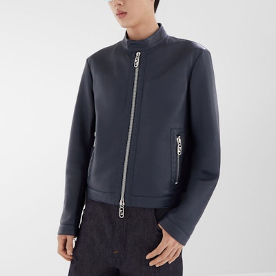 FENDI藍色皮革短外套,拉鏈設計立領,FW24款式。 FPJ134AQOPF0N5W Shop FENDI藍色皮革短外套,拉鏈設計立領,FW24款式。 FPJ134AQOPF0N5W