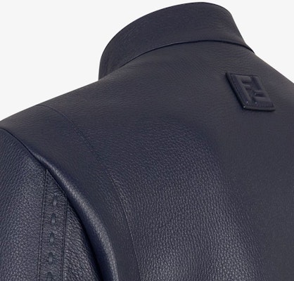 FENDI藍色皮革短外套,拉鏈設計立領,FW24款式。 FPJ134AQOPF0N5W Sizing FENDI藍色皮革短外套,拉鏈設計立領,FW24款式。 FPJ134AQOPF0N5W