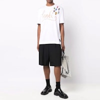 FENDI Baju-T Lengan Pendek Longgar Cetakan Graffiti Putih. FY0936AH13F0UF6 Lookbook FENDI Baju-T Lengan Pendek Longgar Cetakan Graffiti Putih. FY0936AH13F0UF6