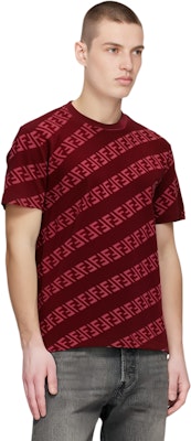 FENDI 紅色Logo壓紋印花短袖男T恤。 FY0936AKD0F0QC9 Lookbook FENDI 紅色Logo壓紋印花短袖男T恤。 FY0936AKD0F0QC9