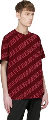 FENDI 紅色Logo壓紋印花短袖男T恤。 FY0936AKD0F0QC9 Shop FENDI 紅色Logo壓紋印花短袖男T恤。 FY0936AKD0F0QC9