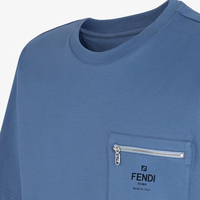 Kaos Pria FENDI Logo Pocket Crewneck T-Shirt Biru Kasual SS24. FY0936ARYRF0GCT Cheap Kaos Pria FENDI Logo Pocket Crewneck T-Shirt Biru Kasual SS24. FY0936ARYRF0GCT