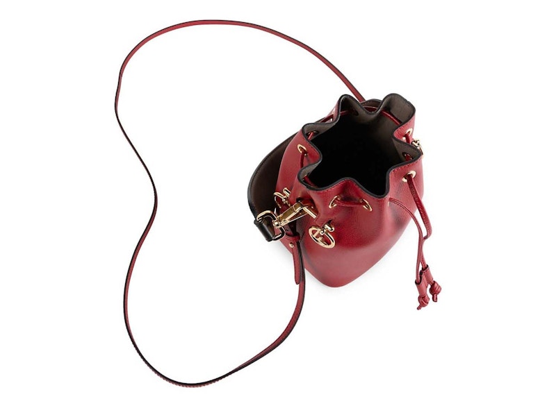 Lookbook Fendi Mon Tressor Bolso Cubo Mini de Cuero Rojo