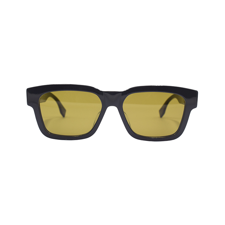 Lookbook Gafas Rectangulares FENDI O''Lock - Estilo Casual y de Negocios. FE40107F-20J