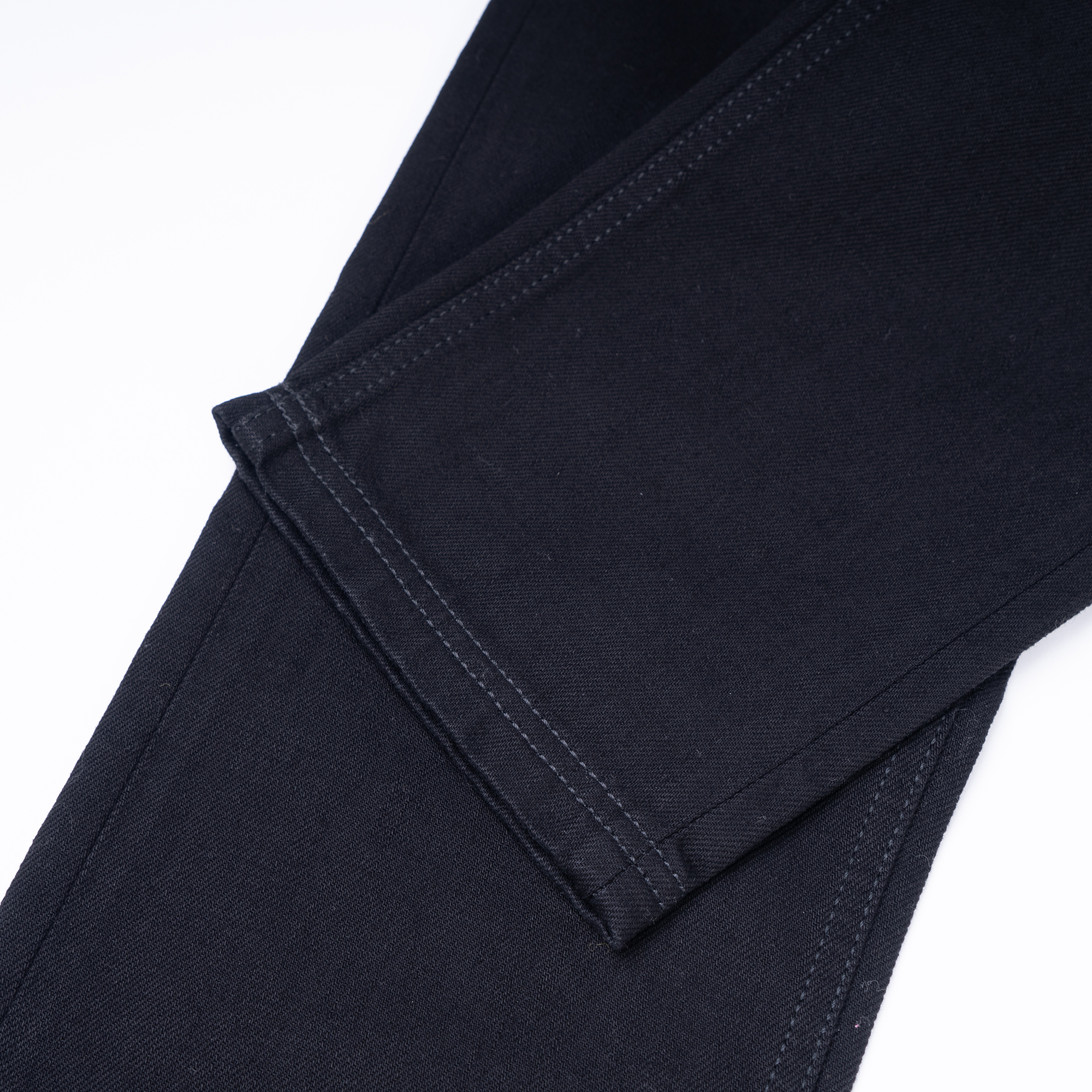 Sizing FENDI Slim Fit Jeans Hitam dengan Perincian Zip Berstud FLP201AHBYF0QA1